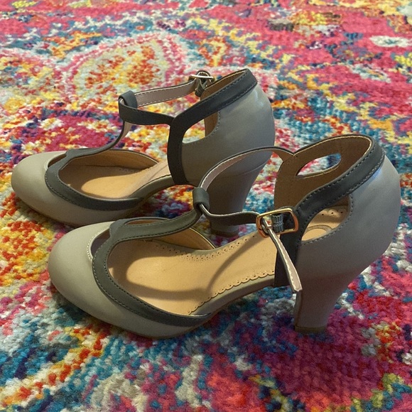 Famous Footwear Mary Jane heels size 6.5 - Picture 2 of 5